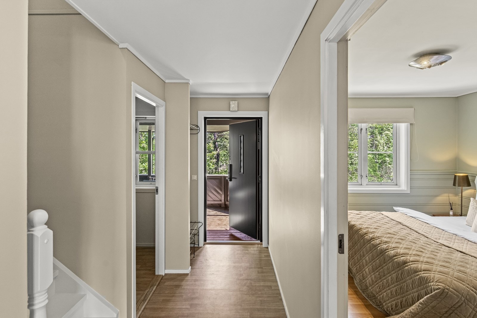 Leiligheten har adkomst via felles, overbygget svalgang med trapp opp til inngang i 2. etasje. Inngangspartiet ønsker deg velkommen med god plass til oppheng og oppbevaring. Galleribilde