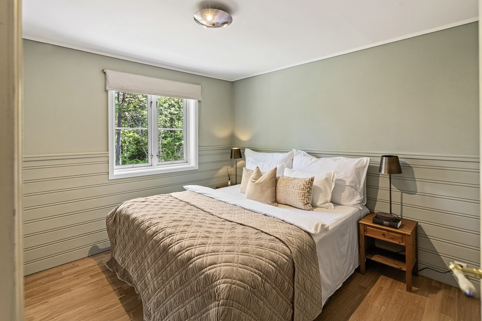 Med fire soverom fordelt på to etasjer har boligen mange muligheter for både familier, par og de som ønsker kontor- eller hobbyrom. Galleribilde