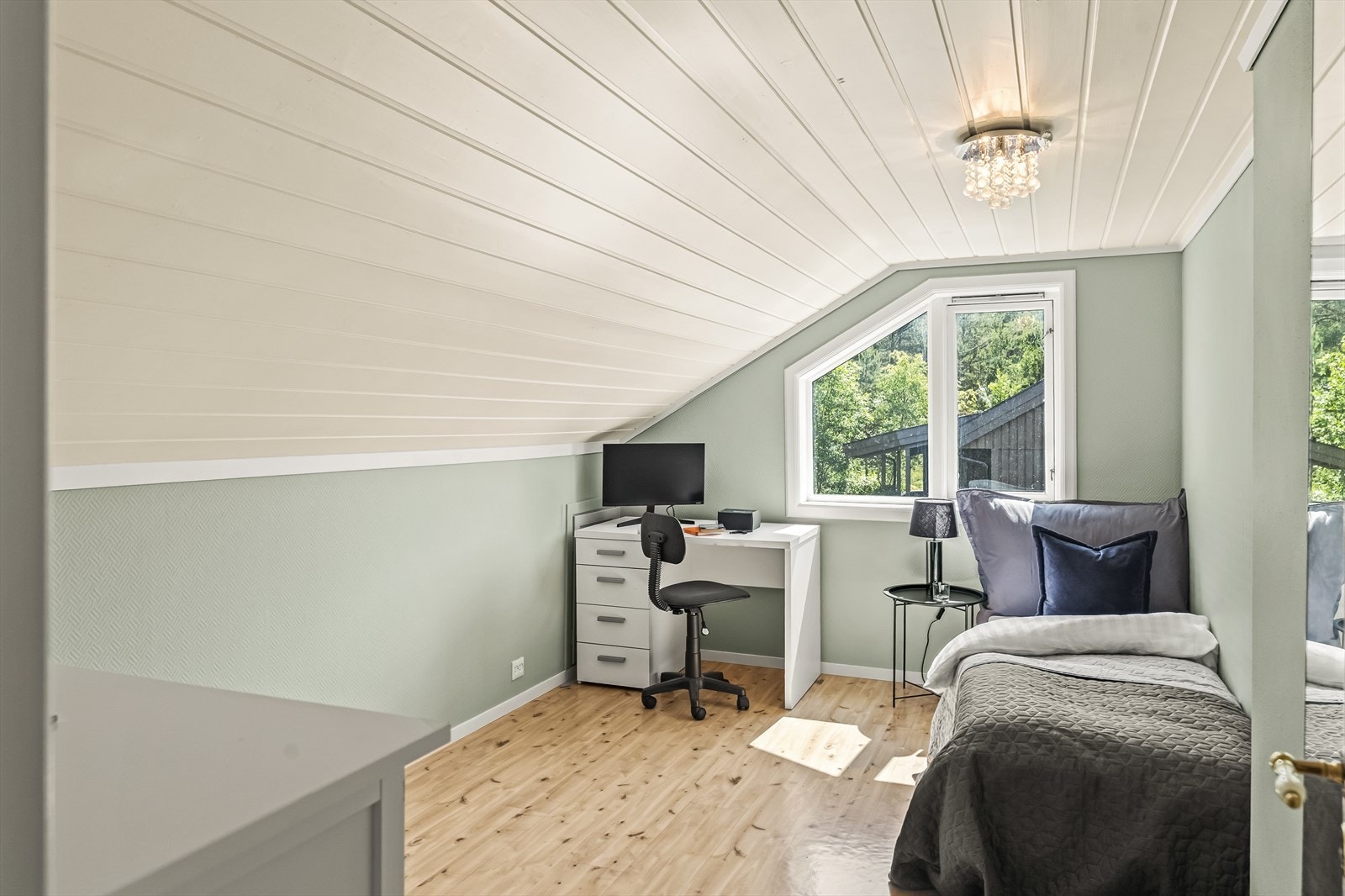 Soverommene i 2. etasje er romslige med plass til dobbeltseng og garderobeløsninger - det ene har skyvedørsgarderobe med speil. Galleribilde