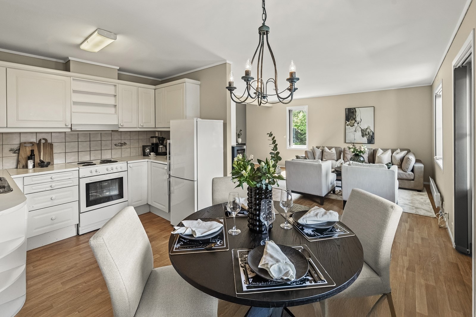 Stuen er lys og romslig med store vindusflater som slipper inn rikelig med dagslys. Galleribilde