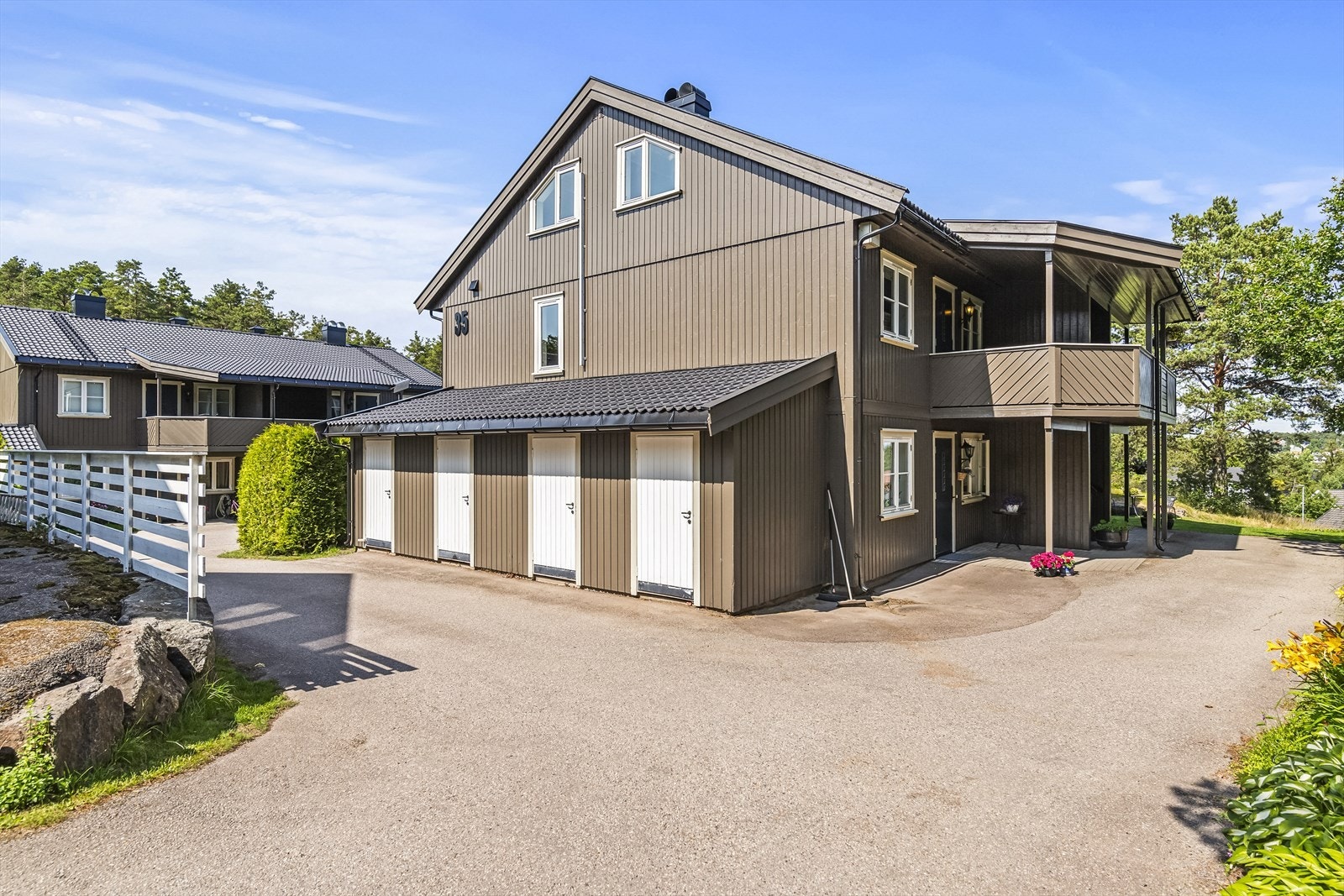 Boligen ligger flott til i et rolig og koselig nabolag på Hårkollen - et ettertraktet område på Nøtterøy med kort vei til både skole, barnehage, dagligvare og naturskjønne turområder. Galleribilde