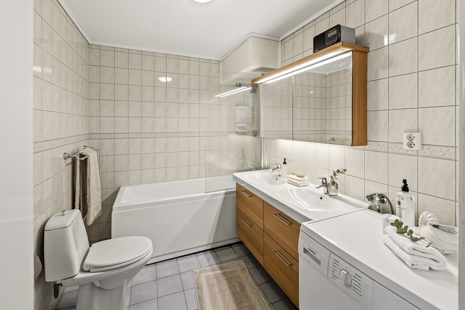 Leiligheten har to bad - ett i hver etasje - som gir ekstra komfort og fleksibilitet i hverdagen. Begge badene har flislagte overflater, varmekabler og god plass til nødvendige installasjoner. Galleribilde