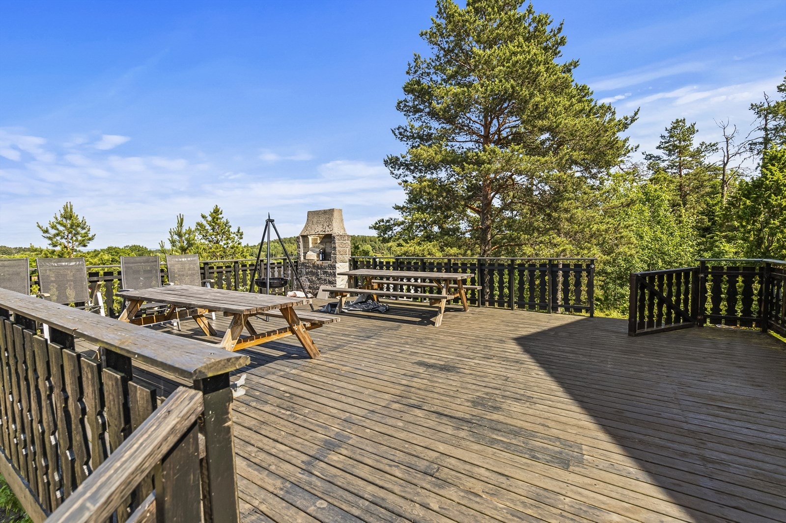 Den romslige, solrike treterrassen på fellesarealet med benker og bord er et perfekt sted å nyte varme sommerdager - enten det er til grilling, kaffestunder eller uformelle nabotreff. Galleribilde