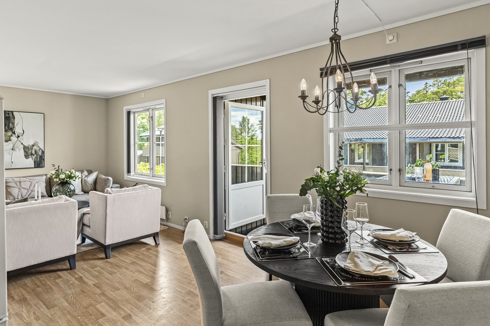 Rommet har åpen løsning mot spisestue og kjøkken, noe som skaper en sosial og luftig atmosfære - perfekt for både hverdagsliv og gjester. Galleribilde