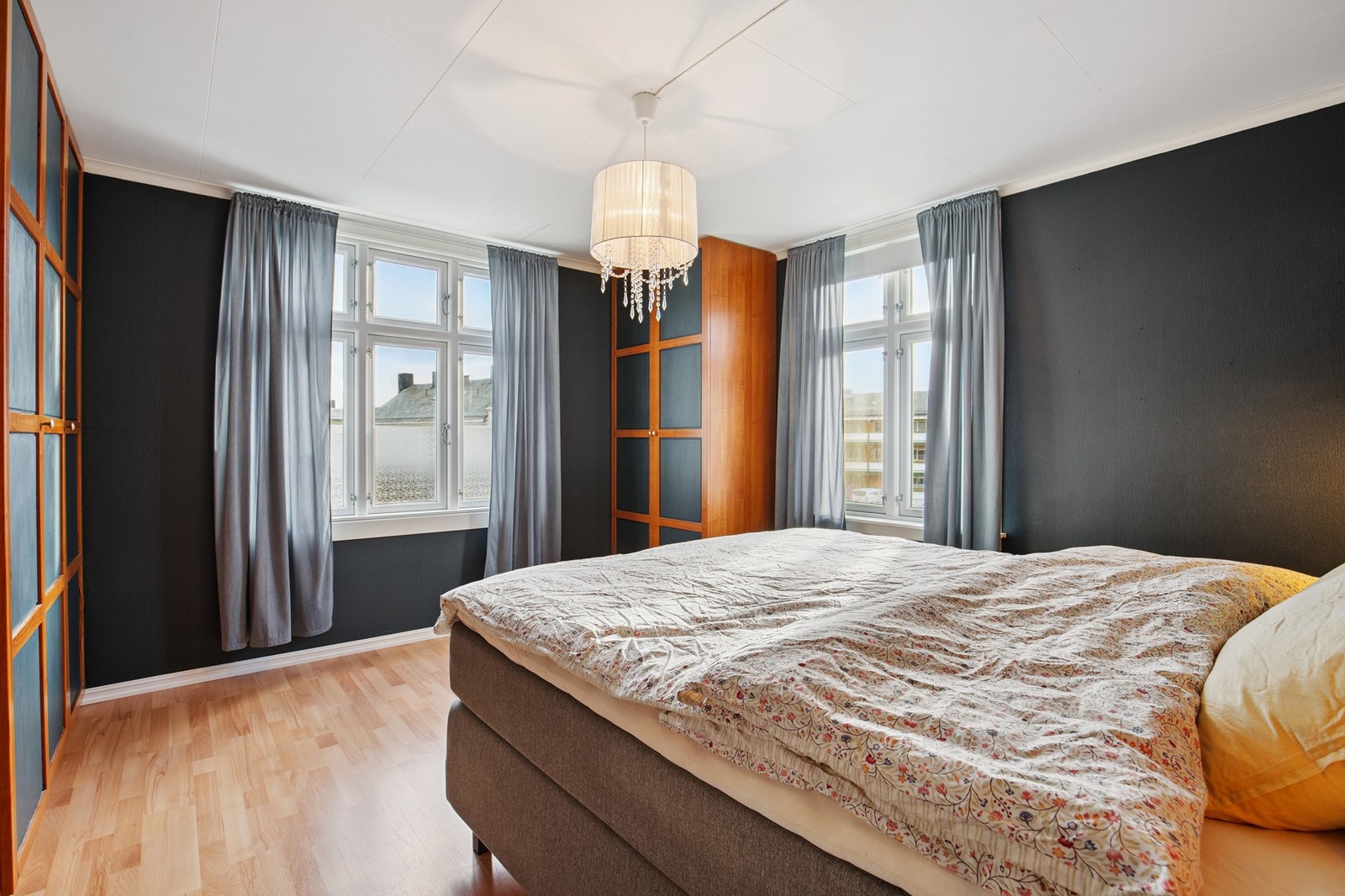 Romslig hovedsoverom med rikelig med lysinnslipp. Galleribilde