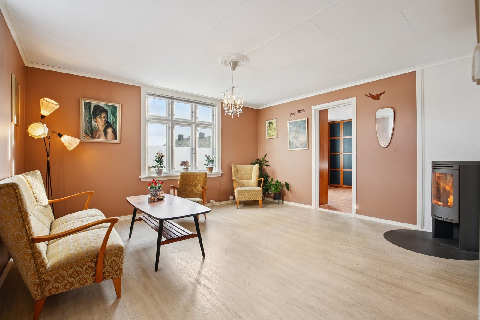 Stuen har en god planløsning som gjør den enkel å innrede med flere soner. Galleribilde