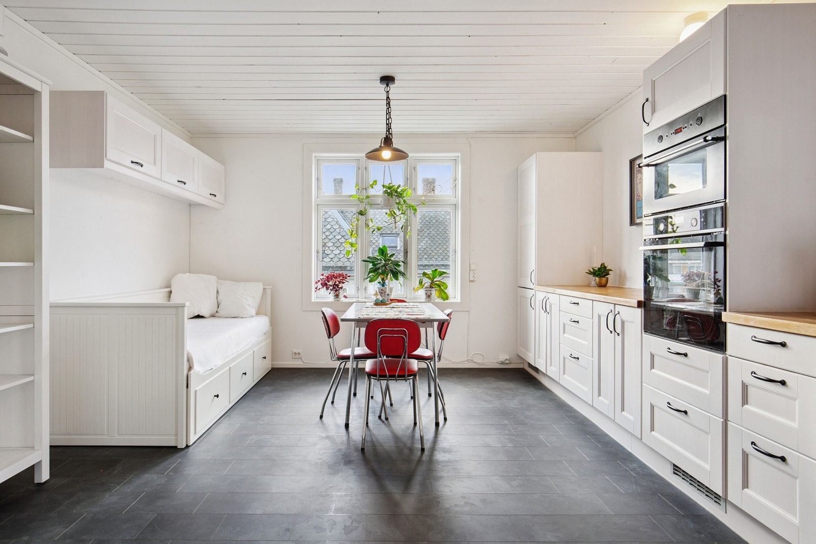 Stort kjøkken med rikelig med skap og benkeplass. Galleribilde
