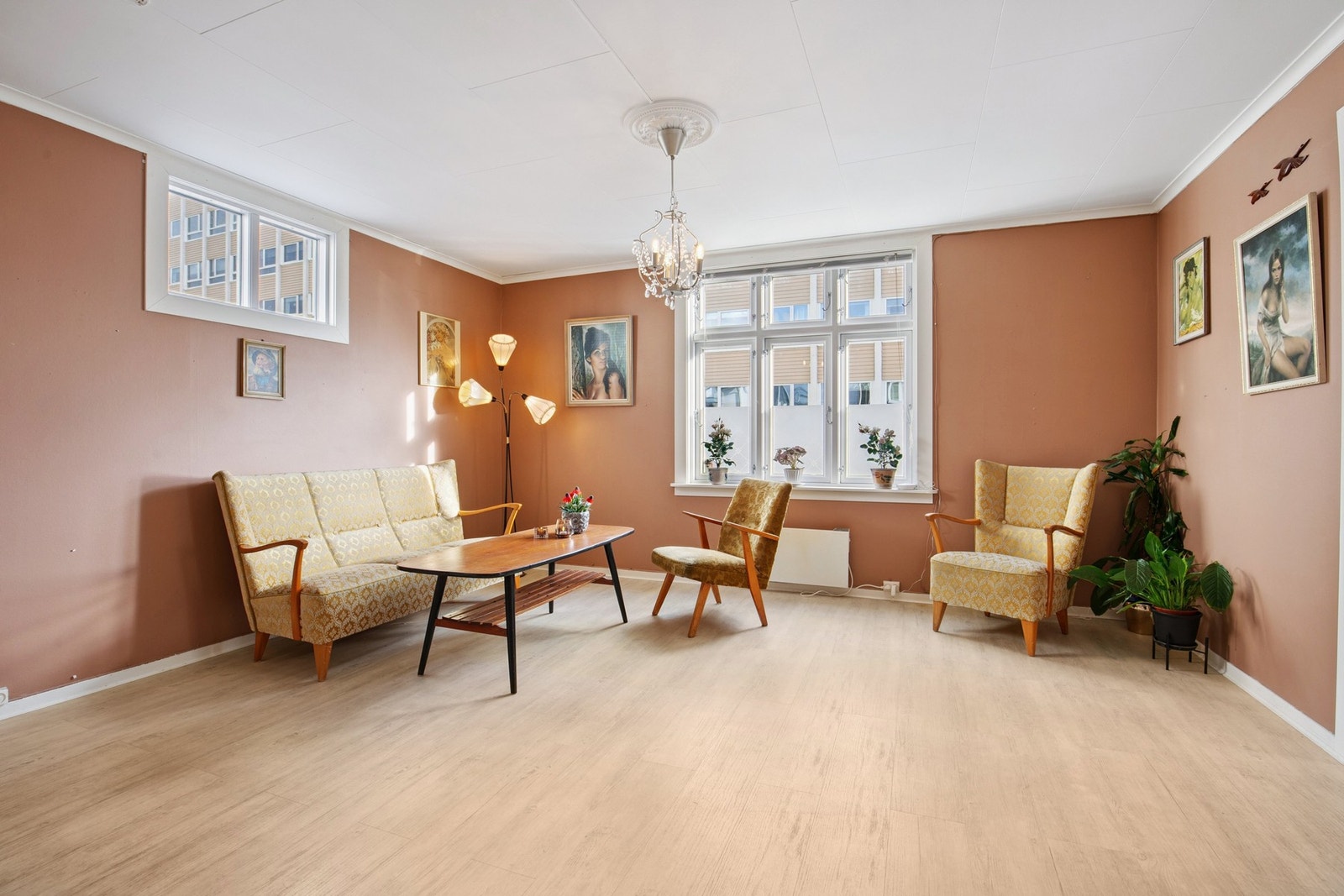 Store vindusflater på stue som slipper rikelig med naturlig lys inn i rommet. Galleribilde
