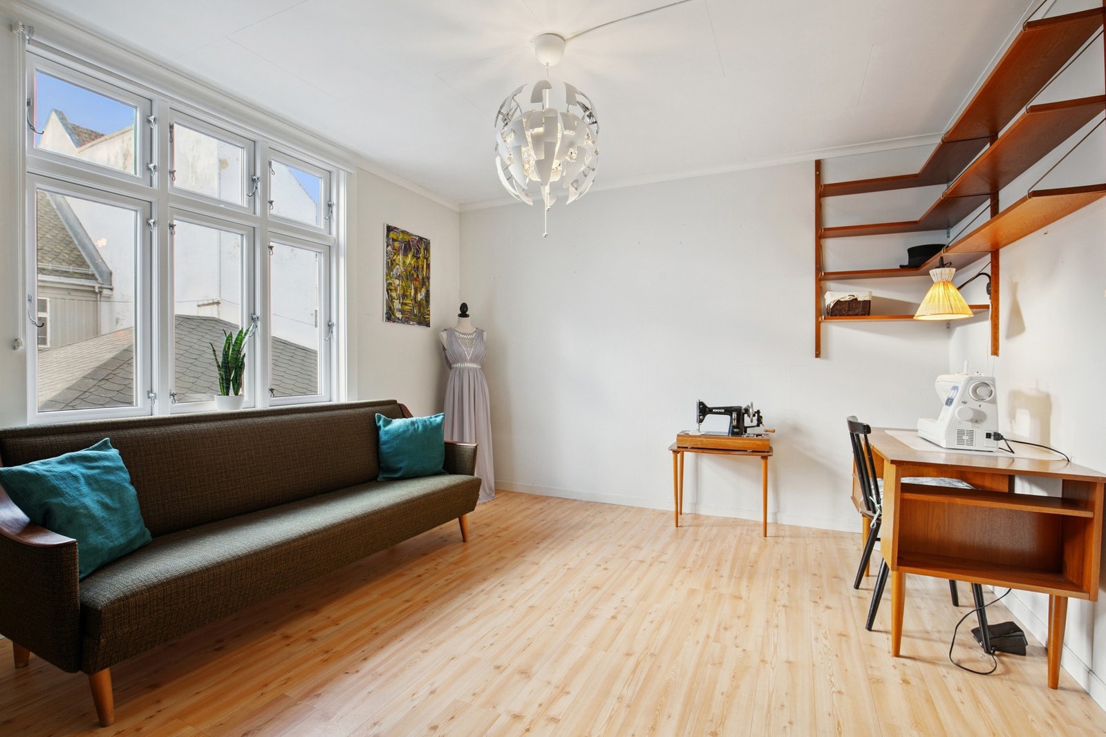 Stort og praktisk soverom, disponeres som hobbyrom per i dag. Galleribilde
