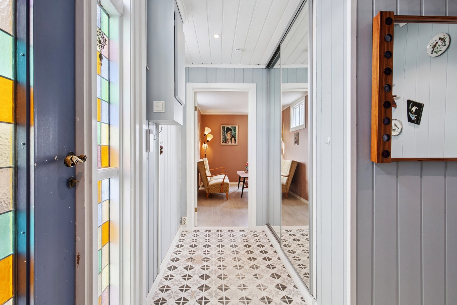 Romslig entré med en praktisk skyvedørs garderobe. Galleribilde
