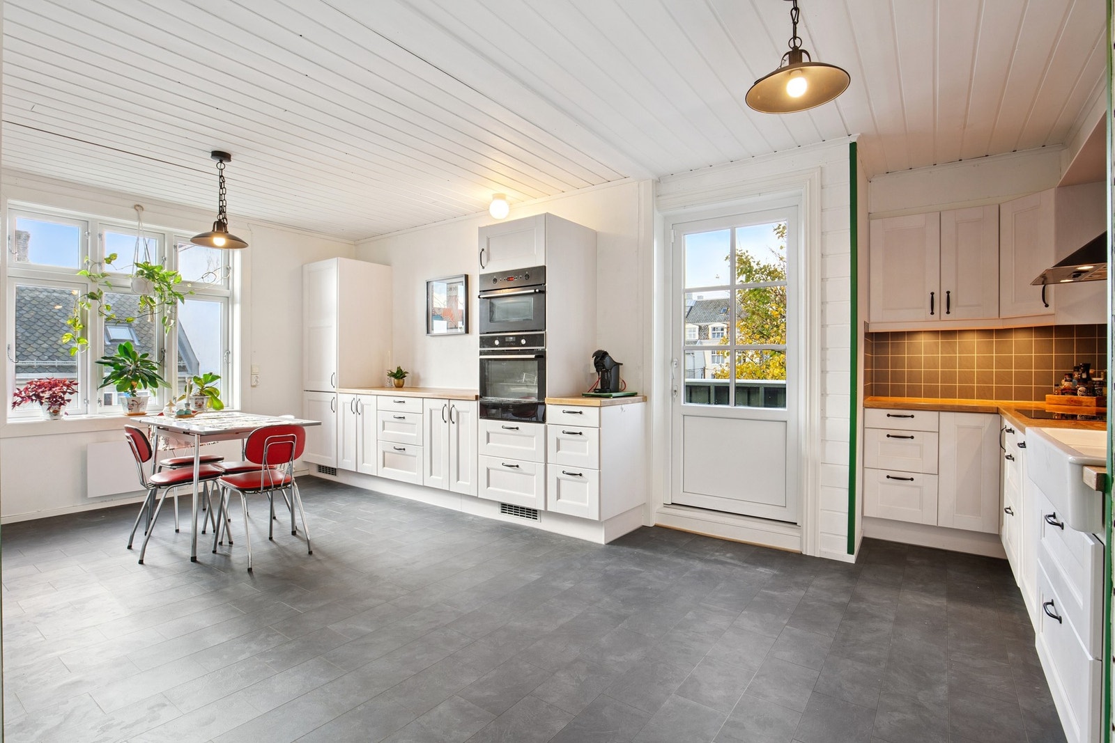 Kjøkkenet er malt i lyse farger som gir rommet en lun følelse. Galleribilde