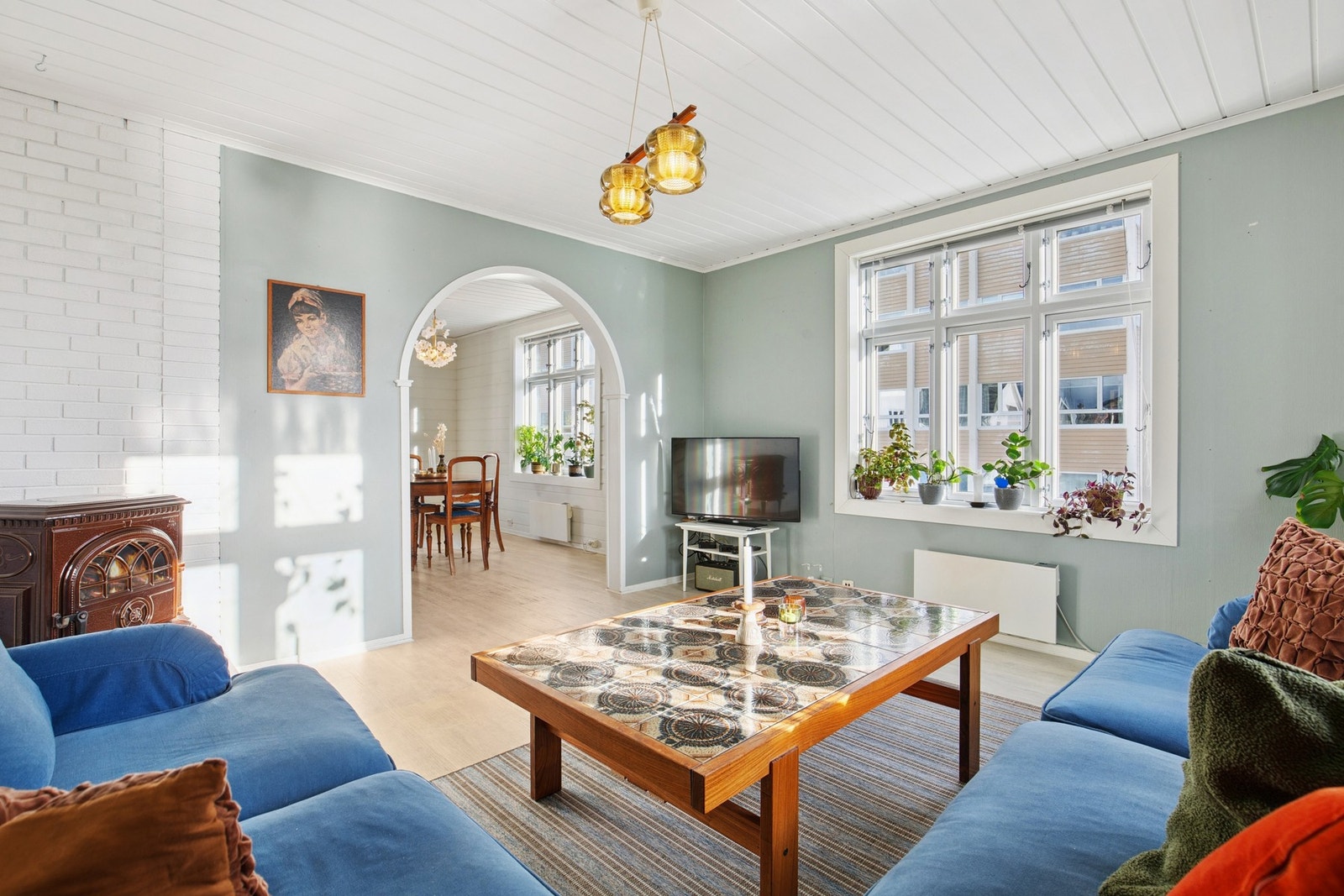 Stuen er malt i lyse farger som gir den et luftig utrykk. Galleribilde