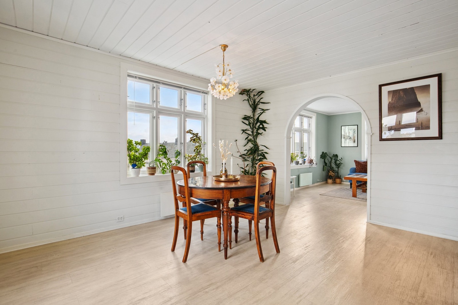 Lys og fin stue med gode møblerings muligheter. Galleribilde