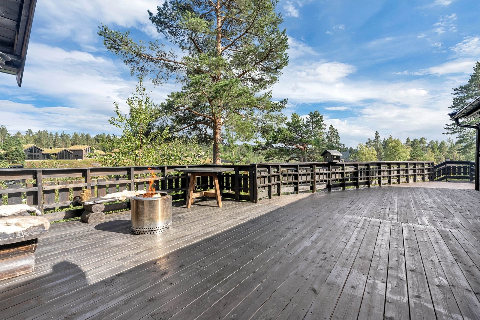 Stor, usjenert og lun terrasse Galleribilde