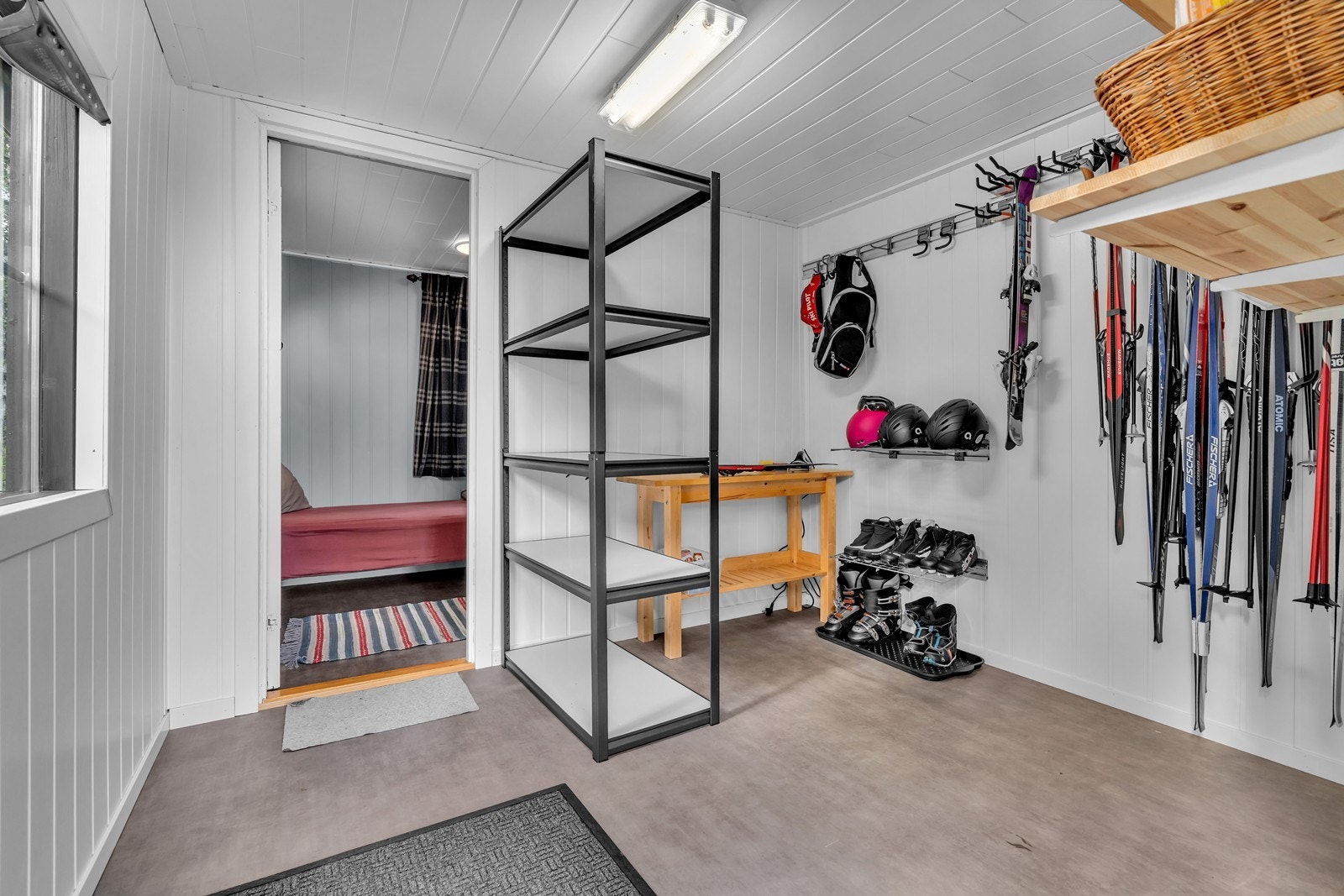 Veggmontert skioppheng i anneks Galleribilde