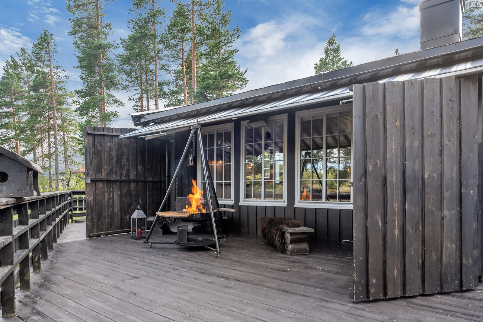 Elektrisk markise og integrert skjermvegger på terrassen. Galleribilde