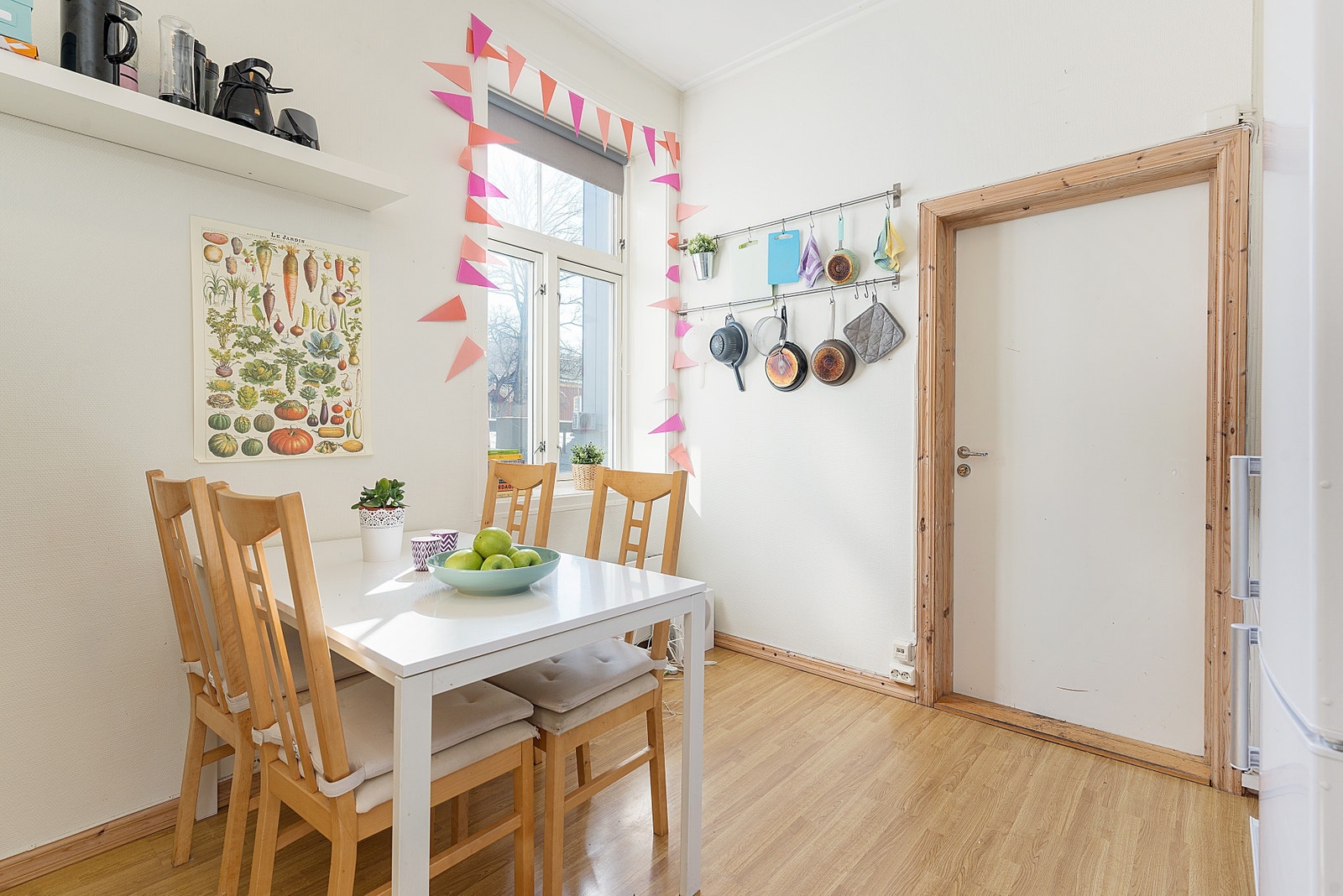 Stor kjøkken med plass til kjøkkenbord og stoler. Galleribilde