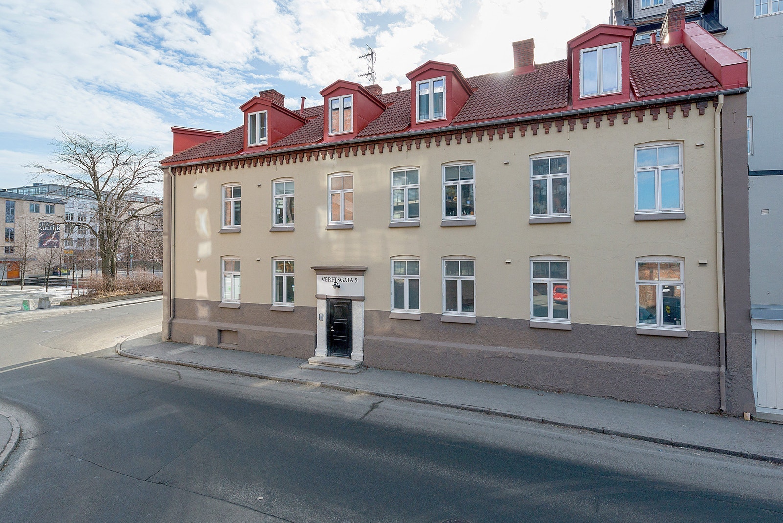 Hybler i en bygård med en skjermet beliggenhet. Gangavstand til NTNU Gløshaugen og BI. Nærhet til bussholdeplass som tar deg til de fleste bydeler i Trondheim. Galleribilde