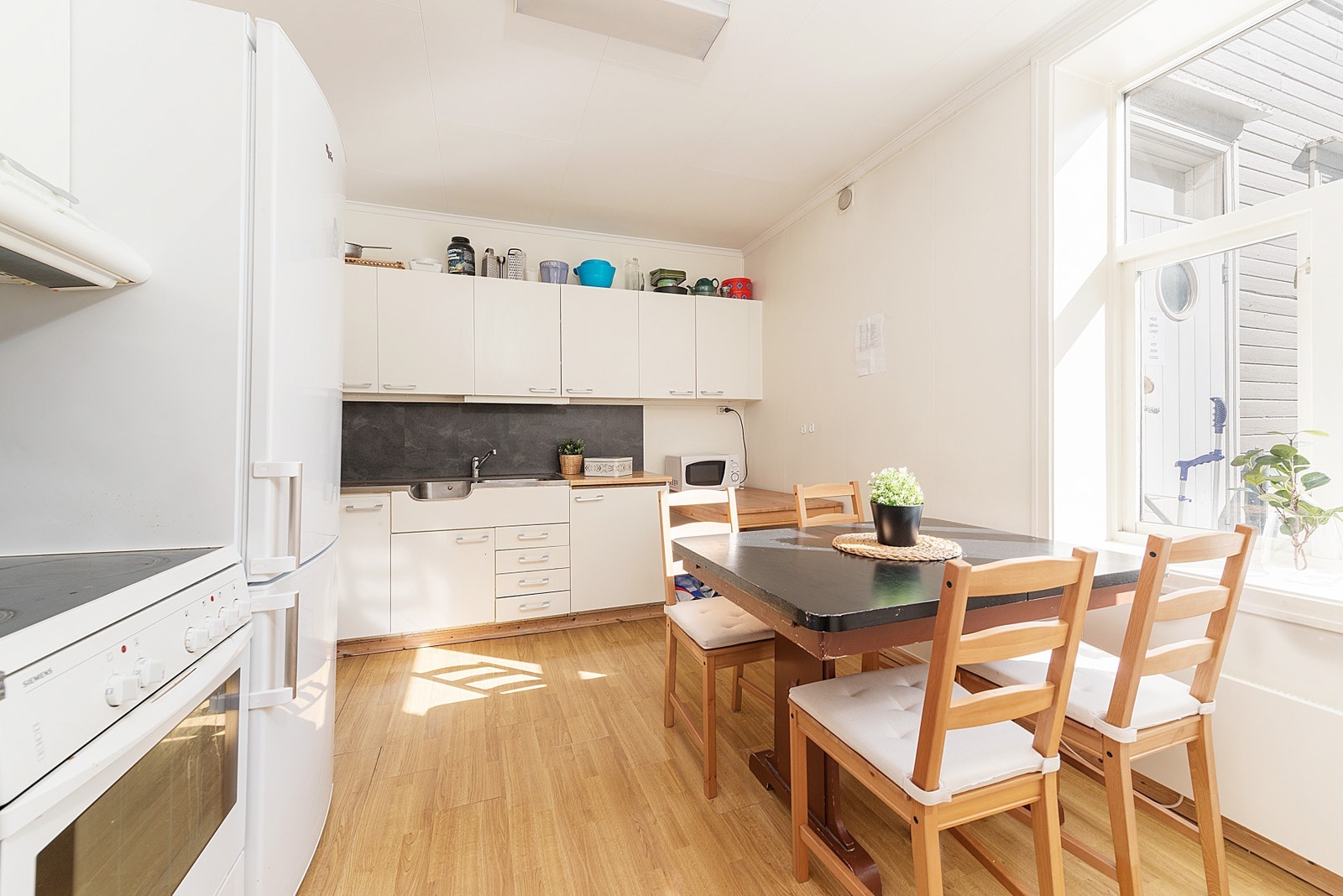 Koselig bofellesskap for 4 stk. Felles kjøkken med oppvaskmaskin, komfyr, kombiskap. Kjøkkenbord med stoler. Galleribilde