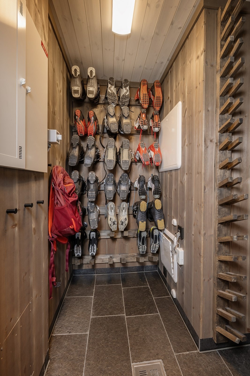 Med direkte adkomst fra gangen er det en utrolig praktisk garderoberom med velfungerende og praktiske løsninger. Her er det lett å holde orden i utstyret! Galleribilde