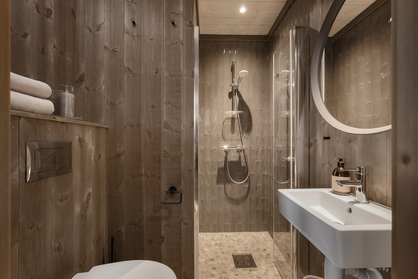 Dusjnisje med innfellbar glassdør. Lekre fliser i dusjsonen. Galleribilde