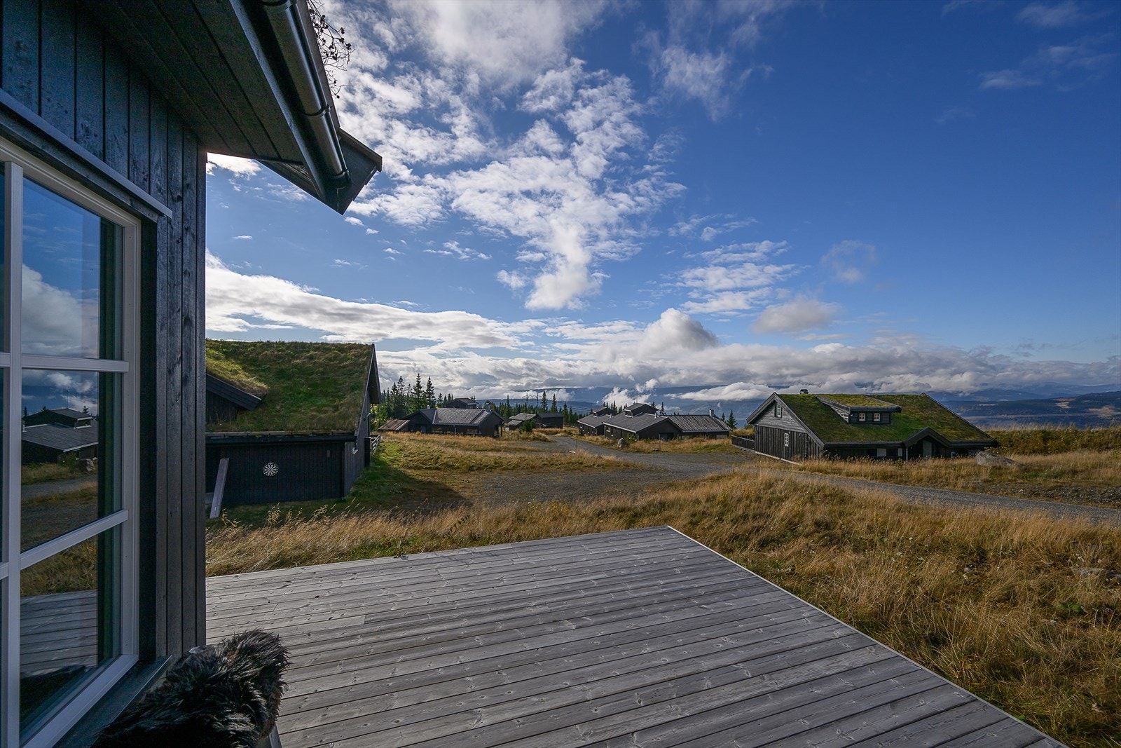 Hytta har god intern plassering i hytteområdet. Forholdvis skjermet for direkte innsyn. Gode solforhold. Galleribilde