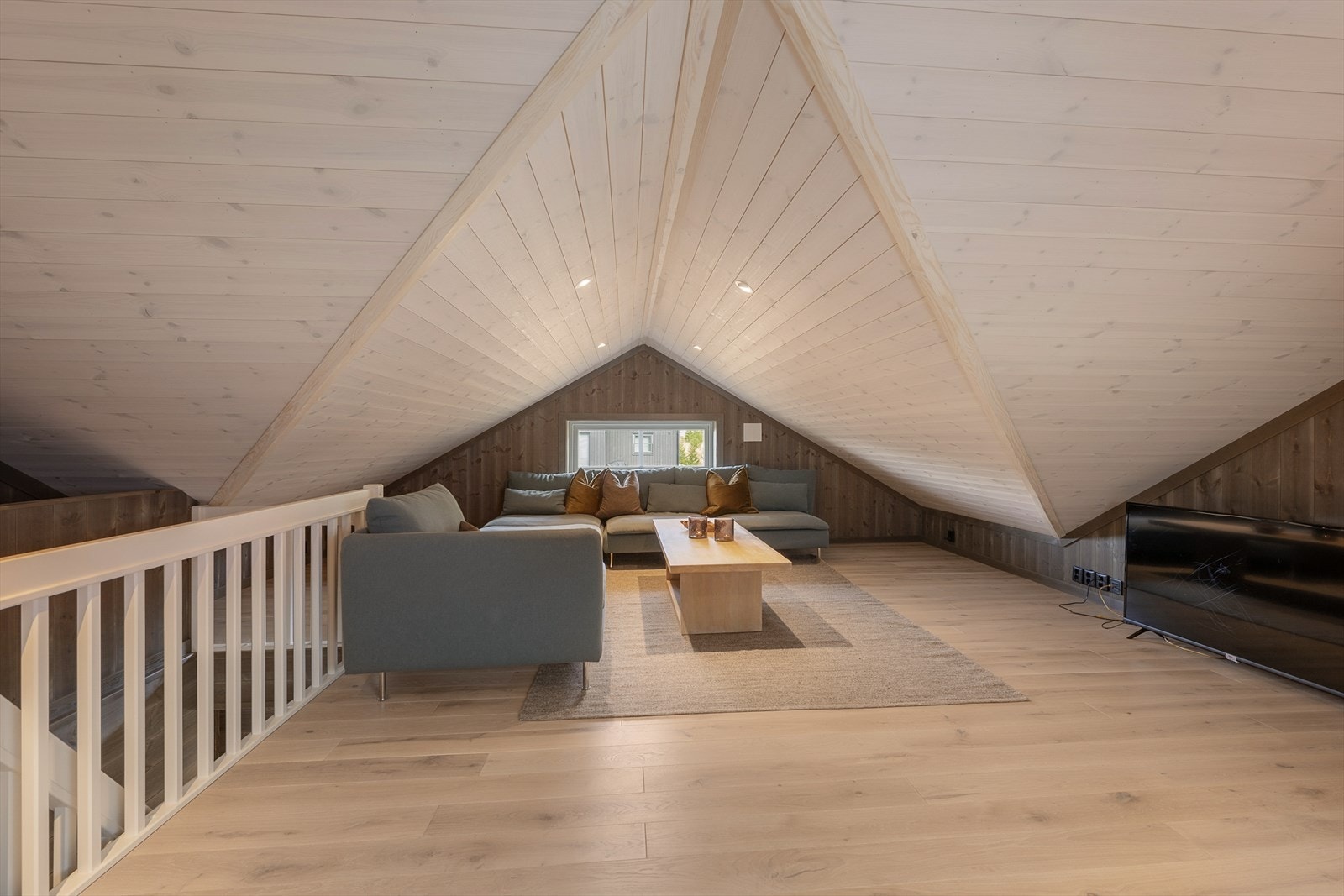 Hemsen har en spennende løsning og er velegnet for TV-stue eller ekstra oppholdsplass når en er mange og flere generasjoner på hytta. Galleribilde