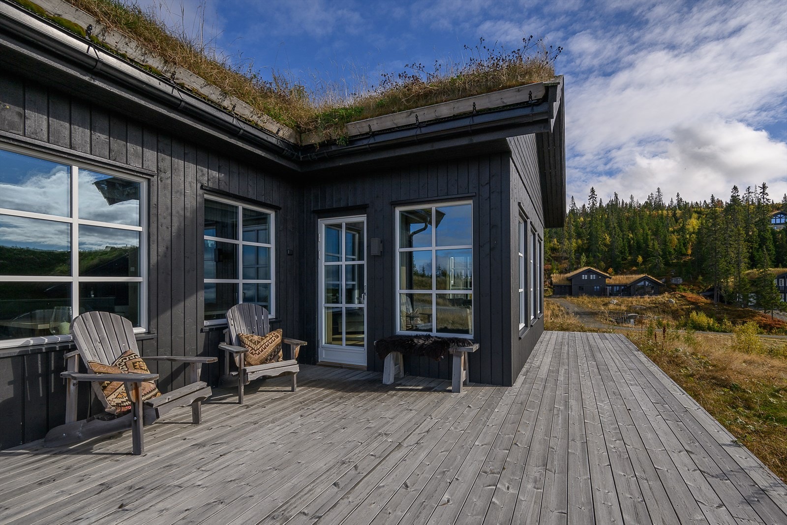 Det er en romslig, lun og fin platting utenfor hytta. Her kan sola nytes i egen hyttevegg. Forholdvis skjermet for direkte innsyn. Galleribilde