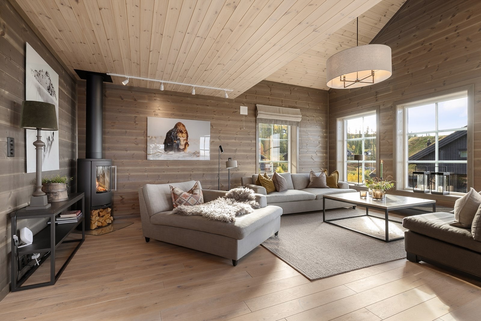 Gjennomgående bruk av naturlige materialer og lune fargetoner gir hytta et eksklusivt og harmonisk uttrykk. Galleribilde