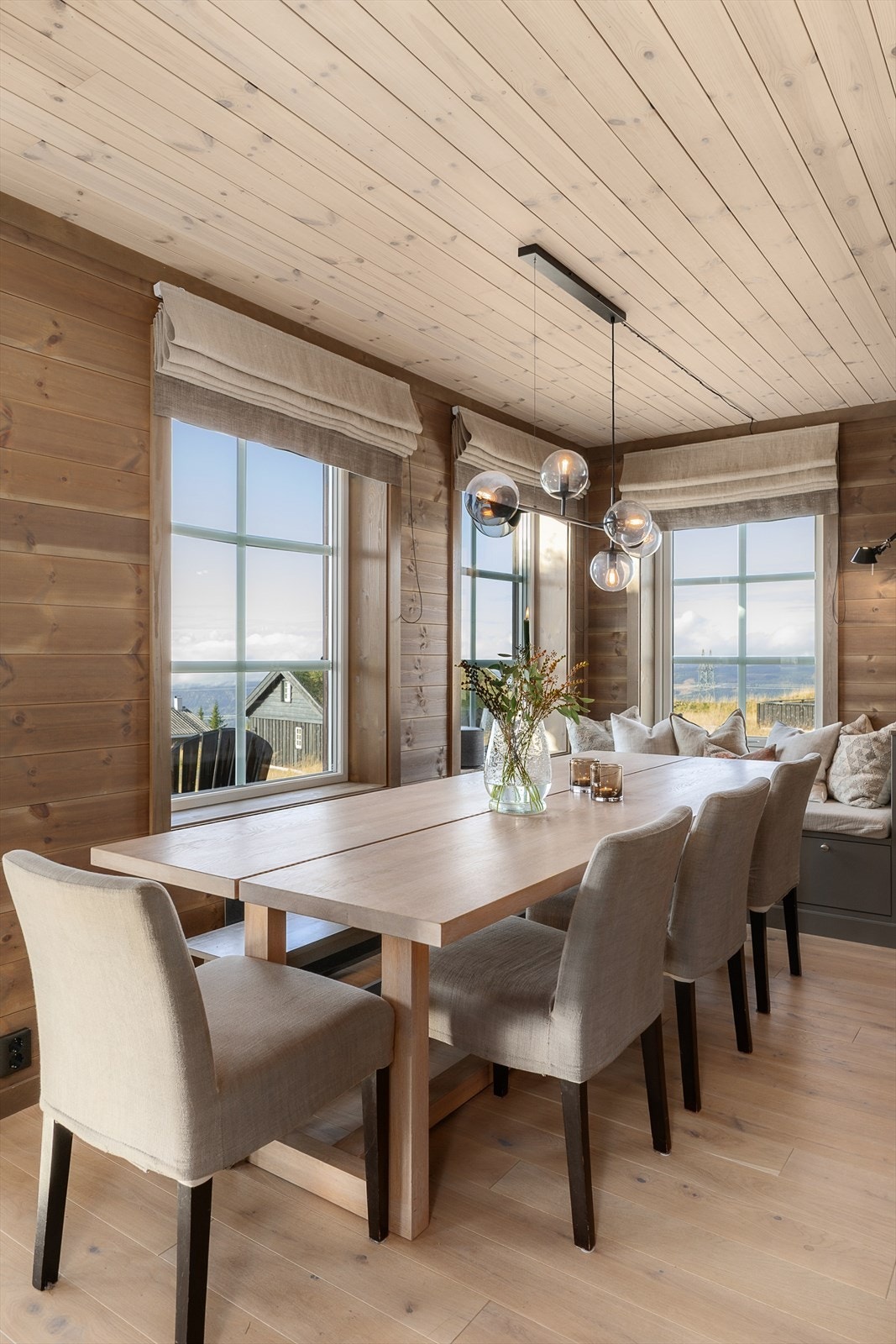 De store vinduene ved spiseplassen gir utsikten fortjent plass også innenfra. Galleribilde