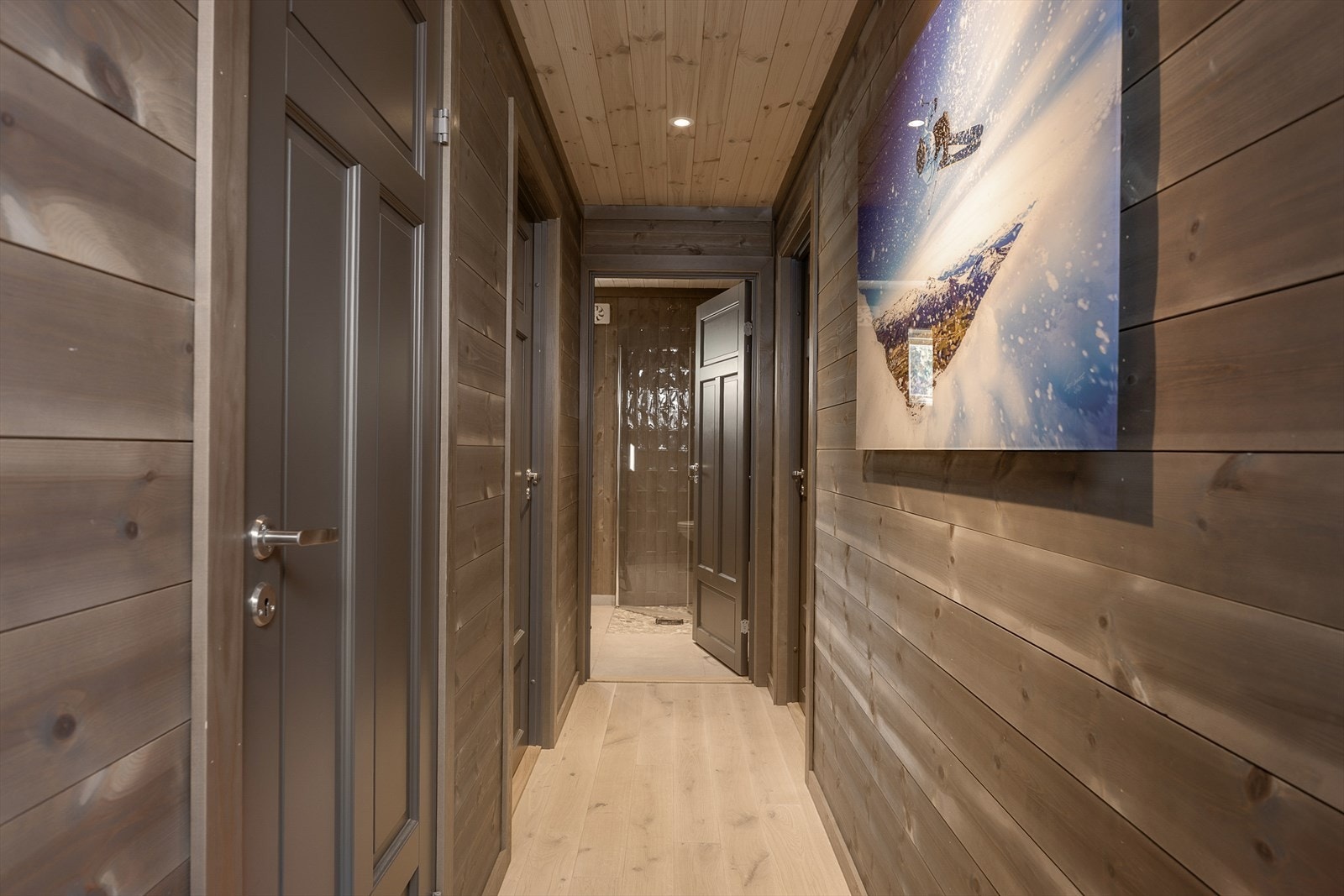 Soveromsgang med adkomst til 2 soverom og badene. Galleribilde