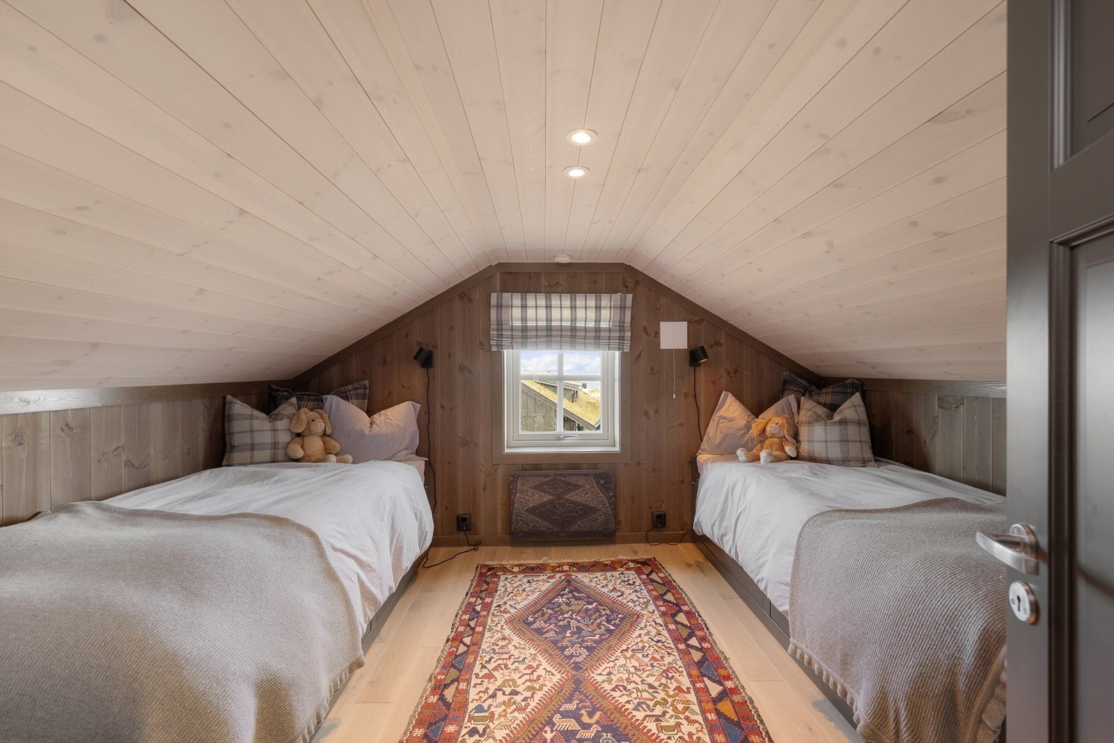 Koselig rom på hems er innredet med to enkeltsenger. Galleribilde