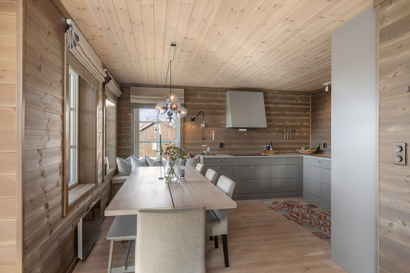 Stilrent kjøkken fra Huseby kjøkken. Moderne men samtidig tidløst. Delikat farge på frontene som står fint til de lune veggene. Benkeplaten er i stein og kjøkkenet har fine detaljer og gjennomtenkte løsninger. Galleribilde