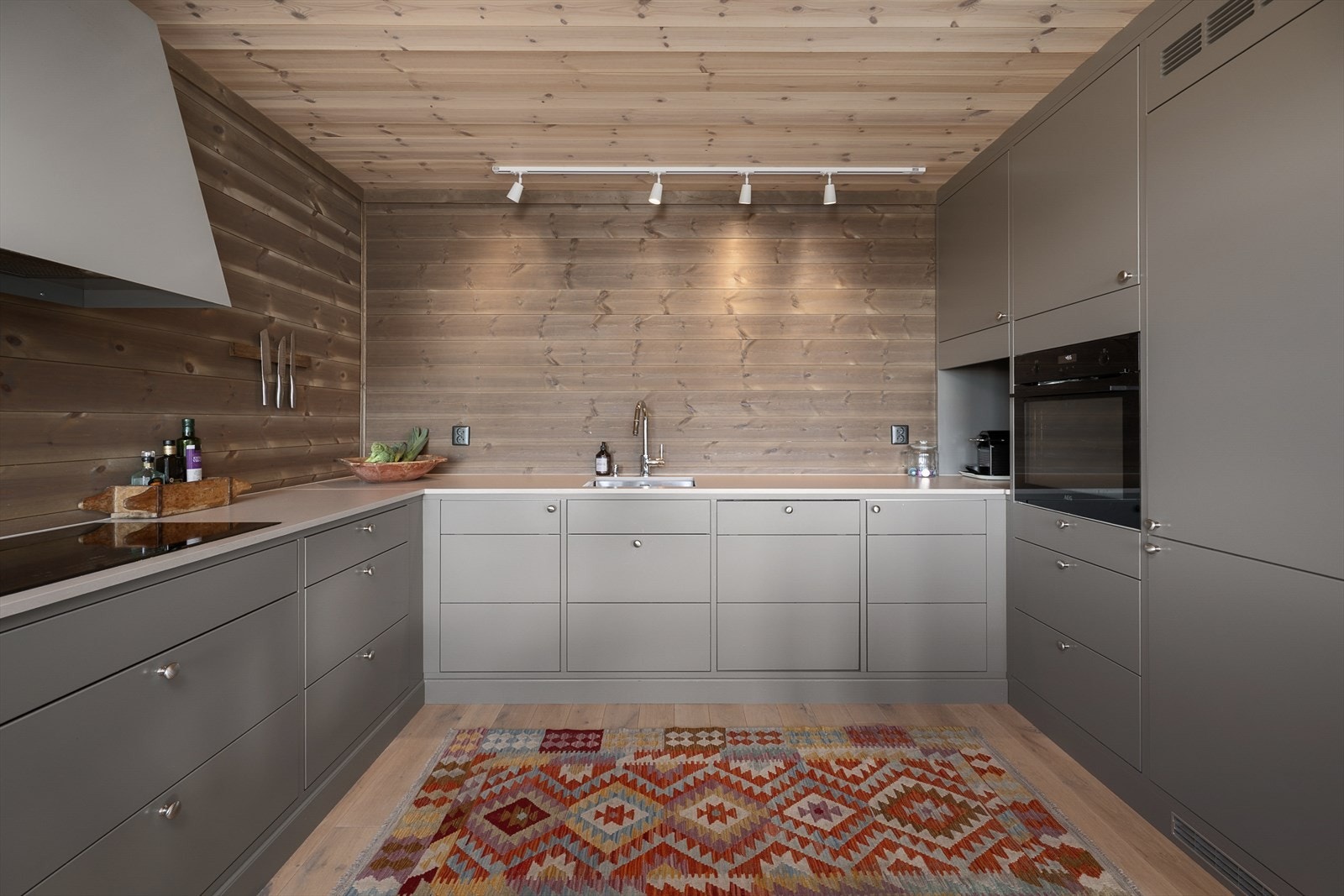 Rikelig med plass for å svinge seg for den matglade. Med spisebordet i direkte kontakt med kjøkkenet blir det ekstra hyggelig og sosialt. Galleribilde