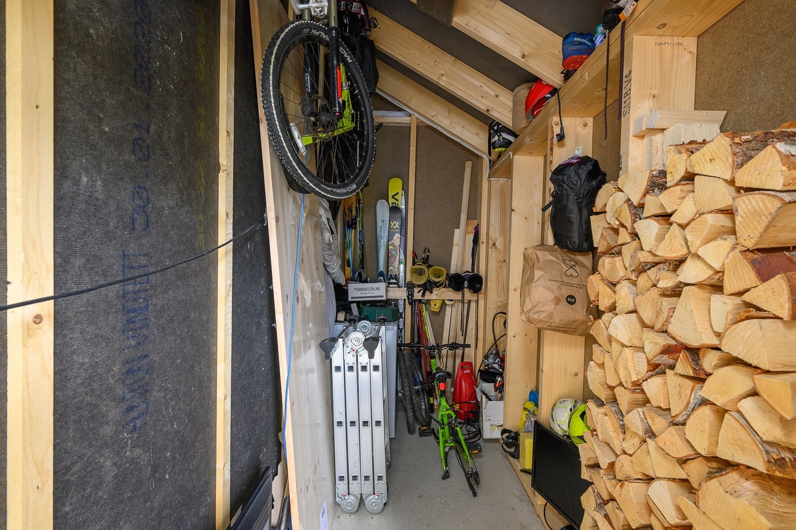 Hytta har to praktiske utvendige boder med god plass til skiutstyr, ved og annet oppbevaring. Galleribilde