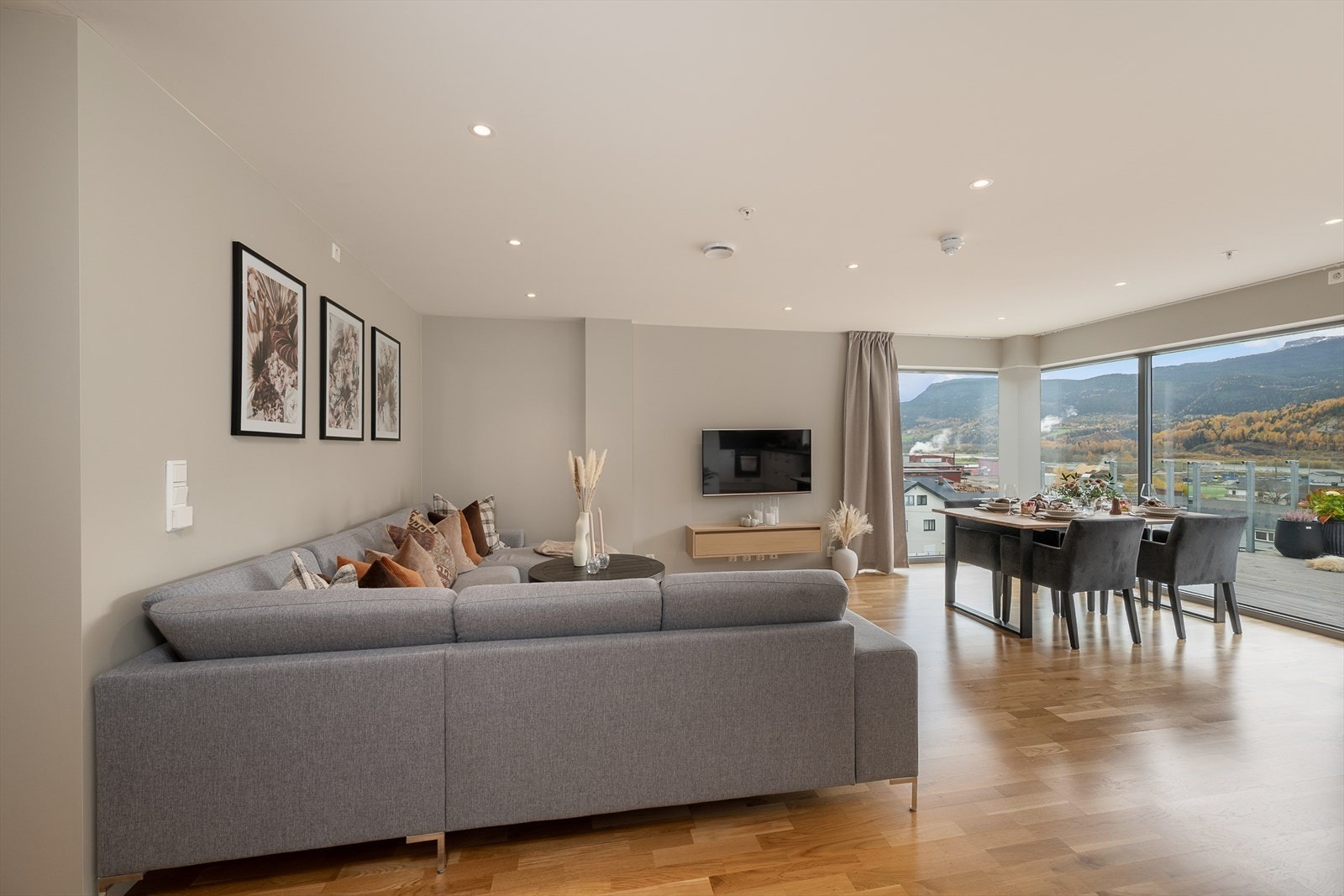 Rommets utforming og åpne planløsning, gir flere muligheter for ulike møbelgrupper og plassering av disse. Galleribilde