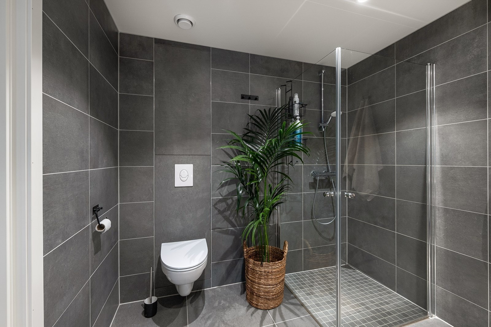 Badet er flislagt og har varmekabler i gulvet. Galleribilde