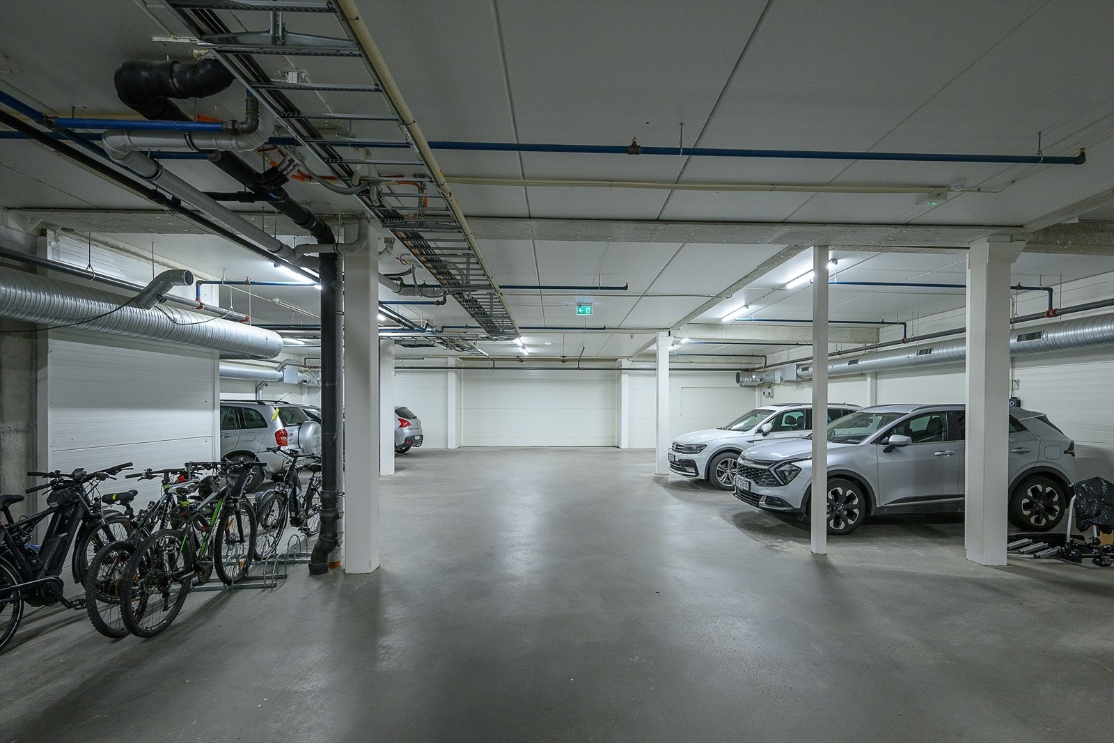 Fra leiligheten tar man seg enkelt og tørrskodd ned til bilen og parkeringskjelleren via heisen. Galleribilde