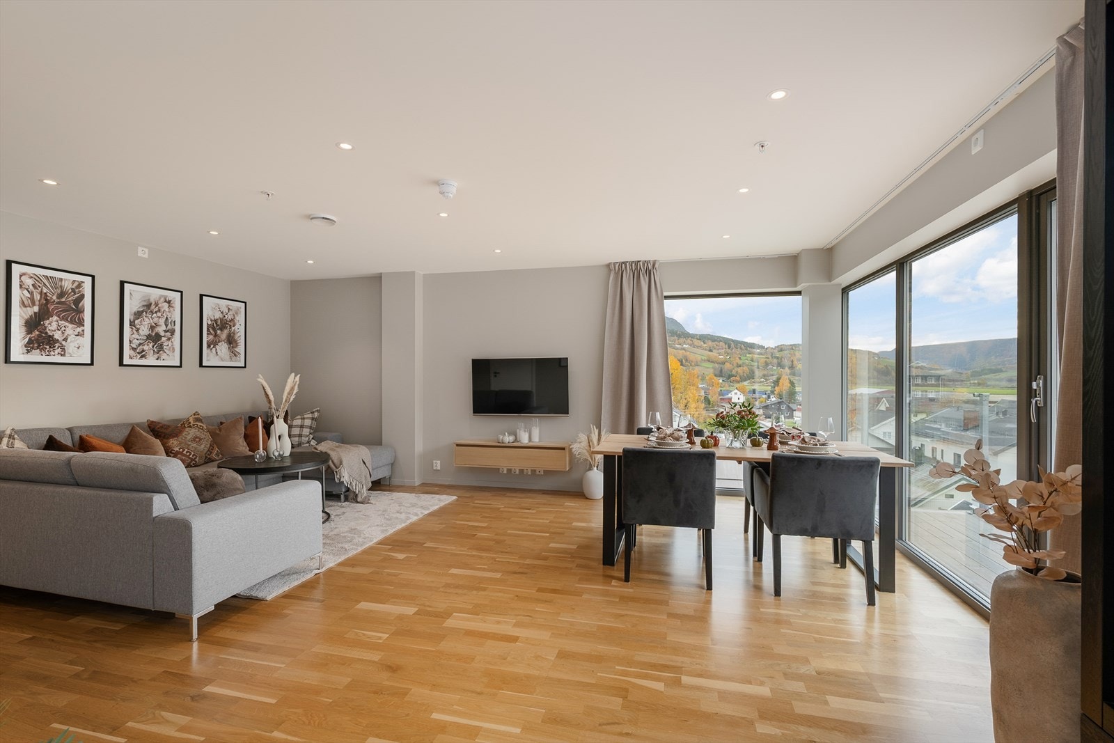 Lekker og moderne leiligheten ligger i en høy 3. etasje med meget gode solforhold og flott utsikt. Galleribilde