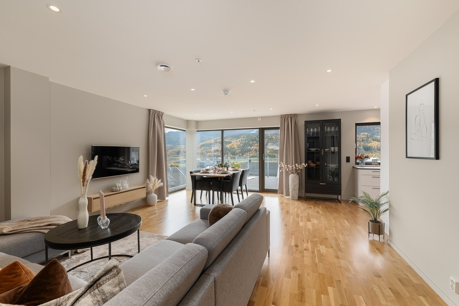 Den åpne planløsningen gjør at lyset fra de store vindusflatene utnyttes i hele rommet. Galleribilde