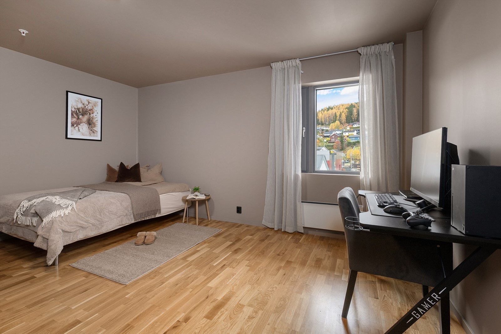 Leiligheten har to gode soverom. Her har man mulighet for gjesterom og for å benytte et rom til tv-stue eller lignende. Galleribilde