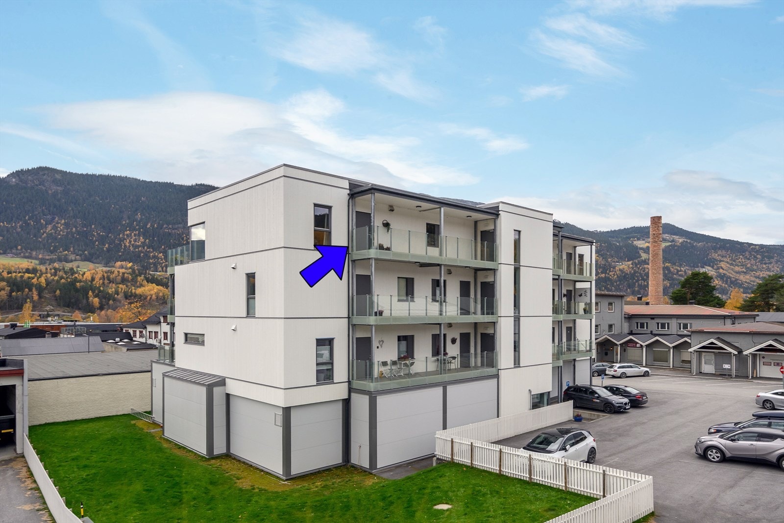 Hovedinngang og gjesteparkering på baksiden av bygget Galleribilde