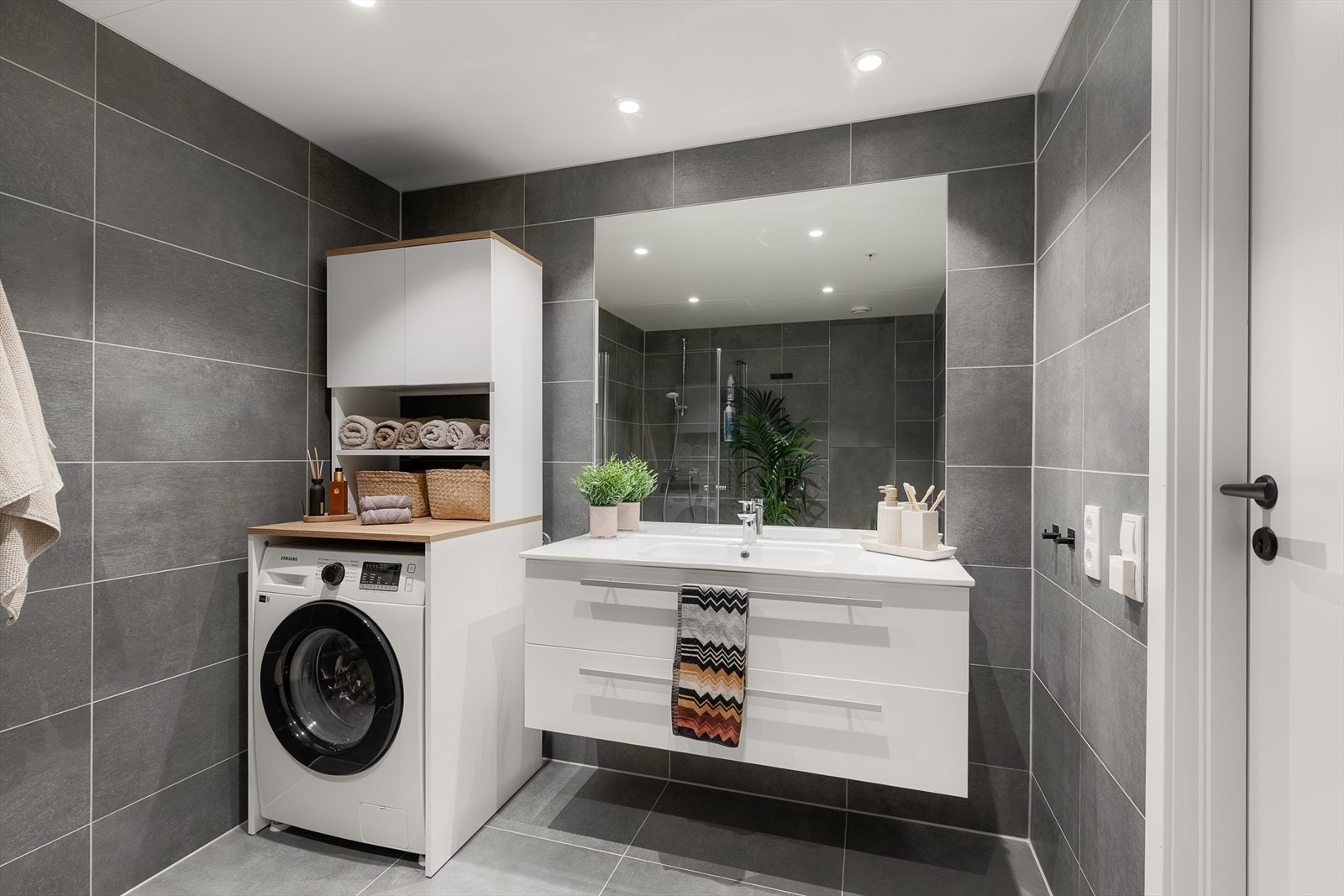 Leiligheten har et stilrent og tidløs bad med moderne detaljer. Galleribilde