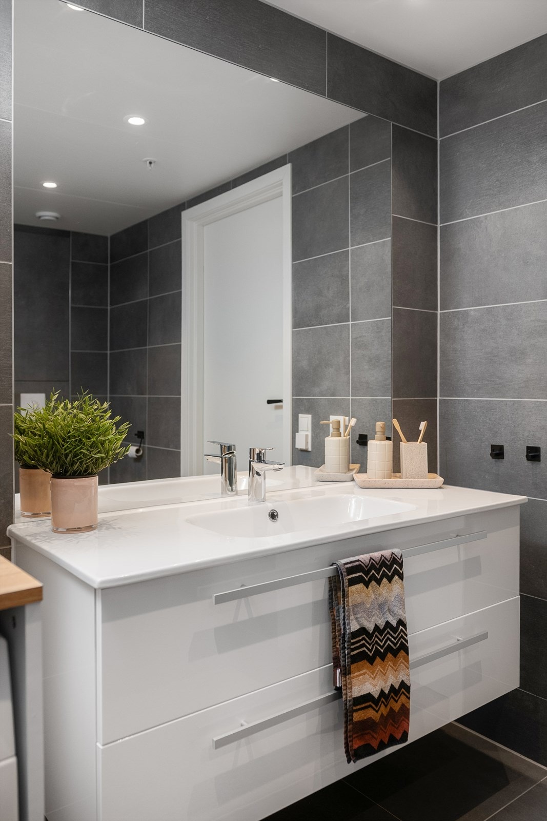 Baderomsmøbel i hvit utførelse Galleribilde