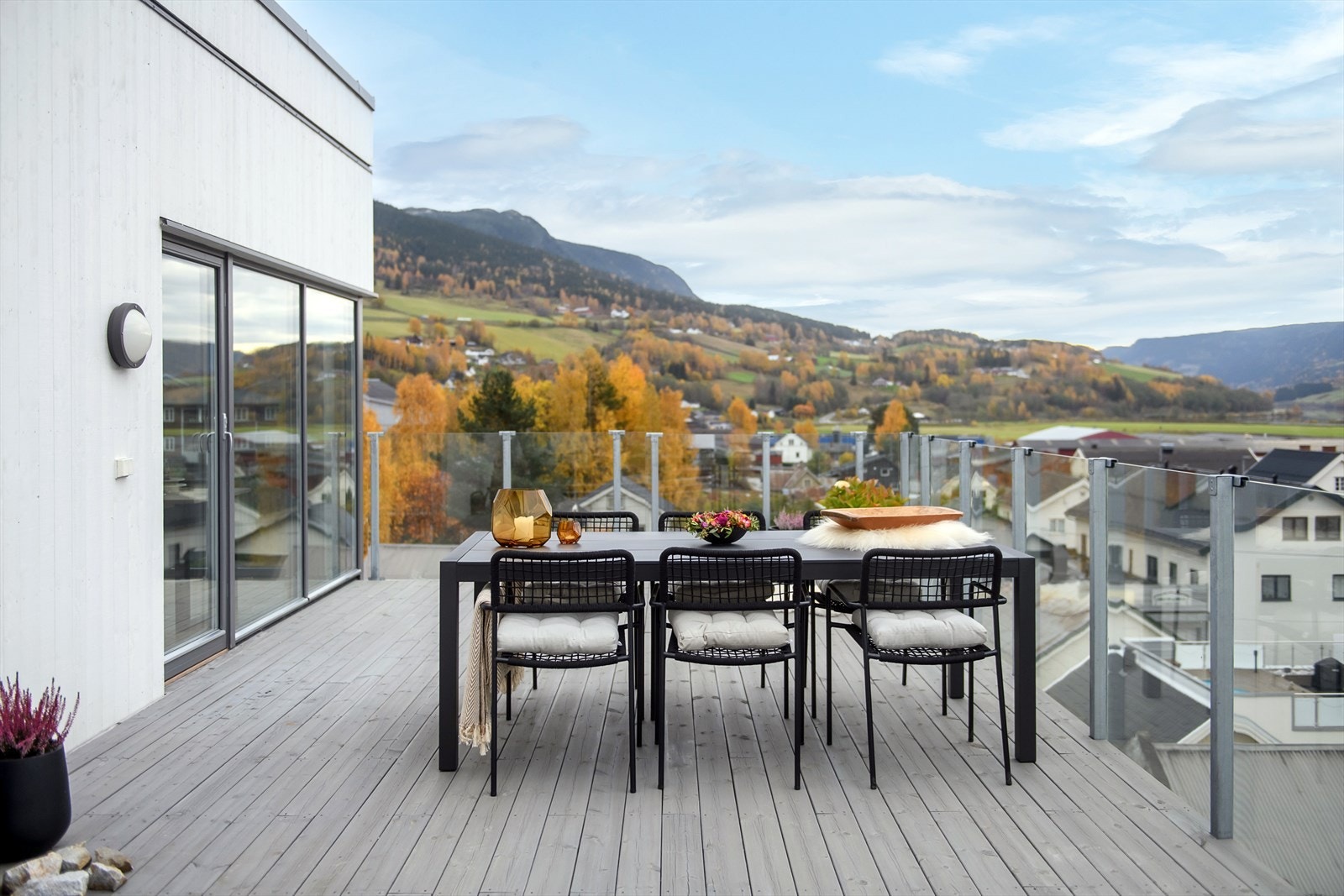 Leiligheten har en stor veranda med fantastisk utsikt utover Galleribilde