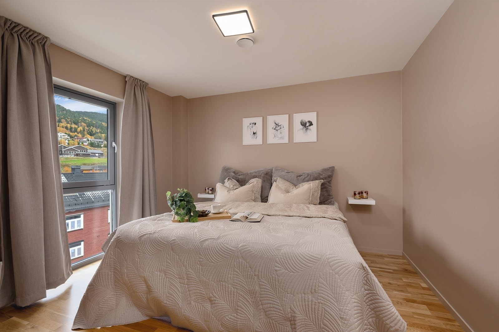 Begge soverommene har store vinduer som gjør rommene lyse og luftige. Galleribilde