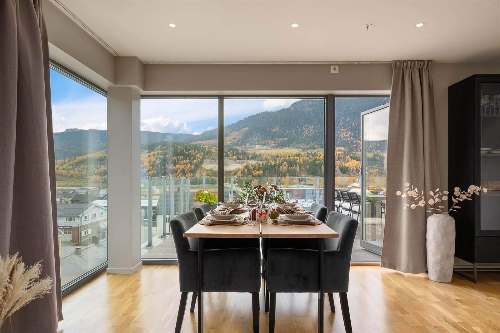 Spisestue med helt rå utsikt Galleribilde