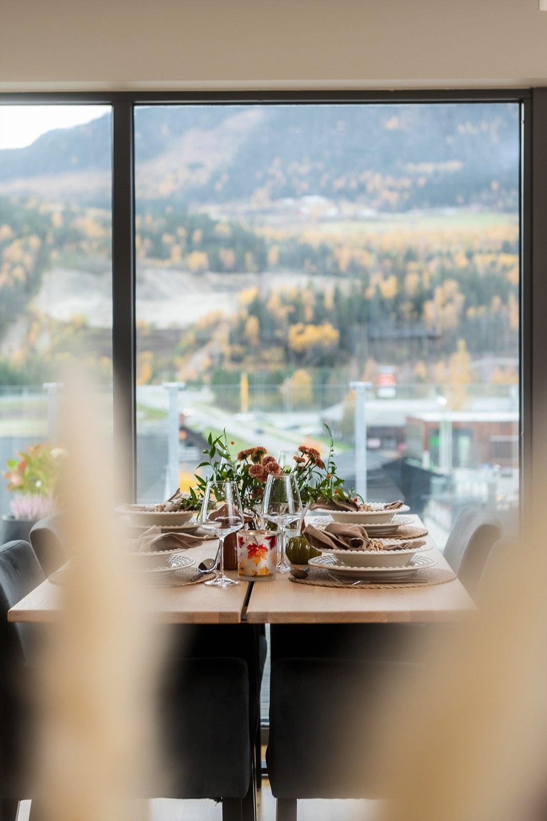 Spiseplass ved vinduet med utsikt mot sørvest. Galleribilde
