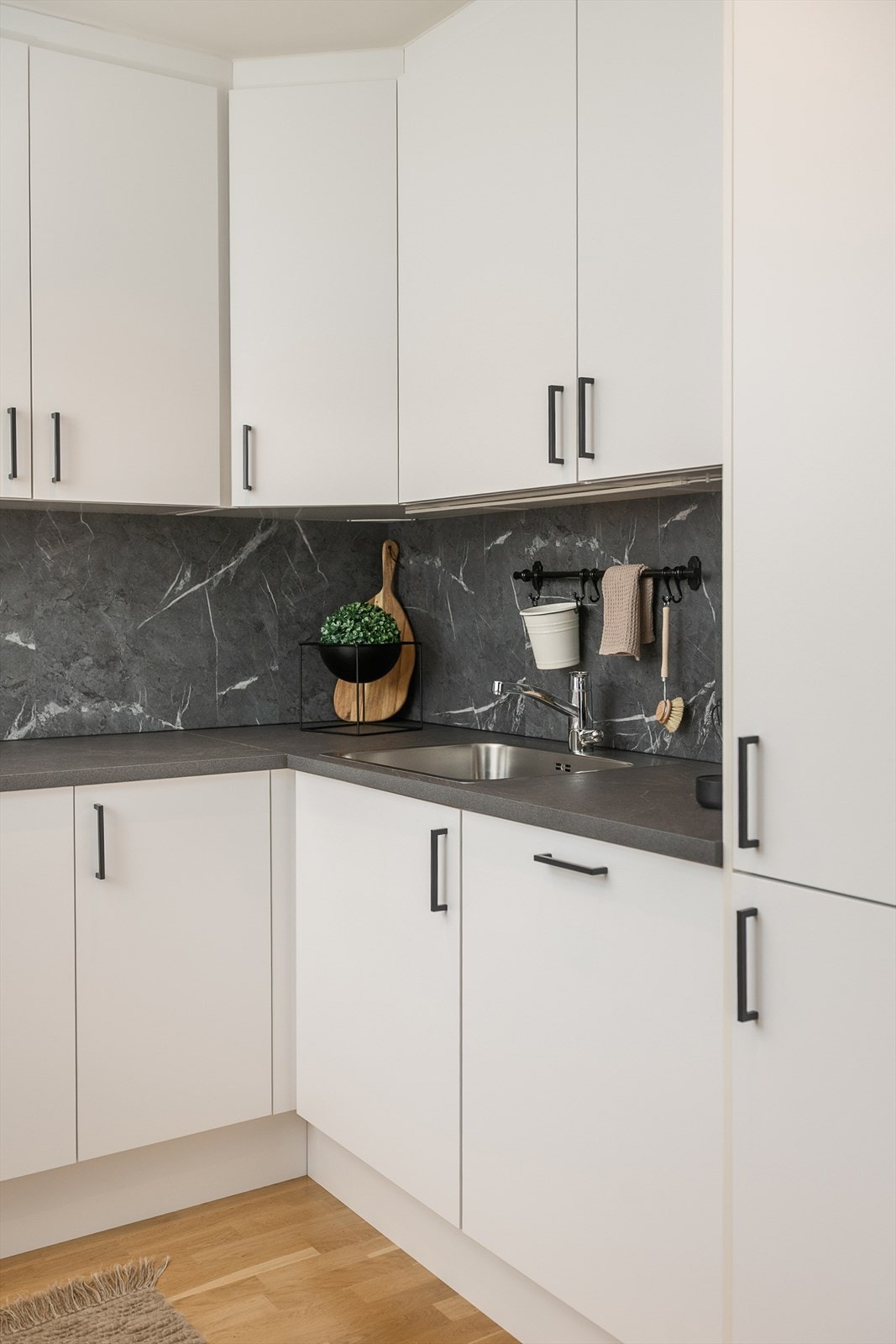 Det er godt med skap- og benkeplass i den stilrene kjøkkeninnredningen. Galleribilde