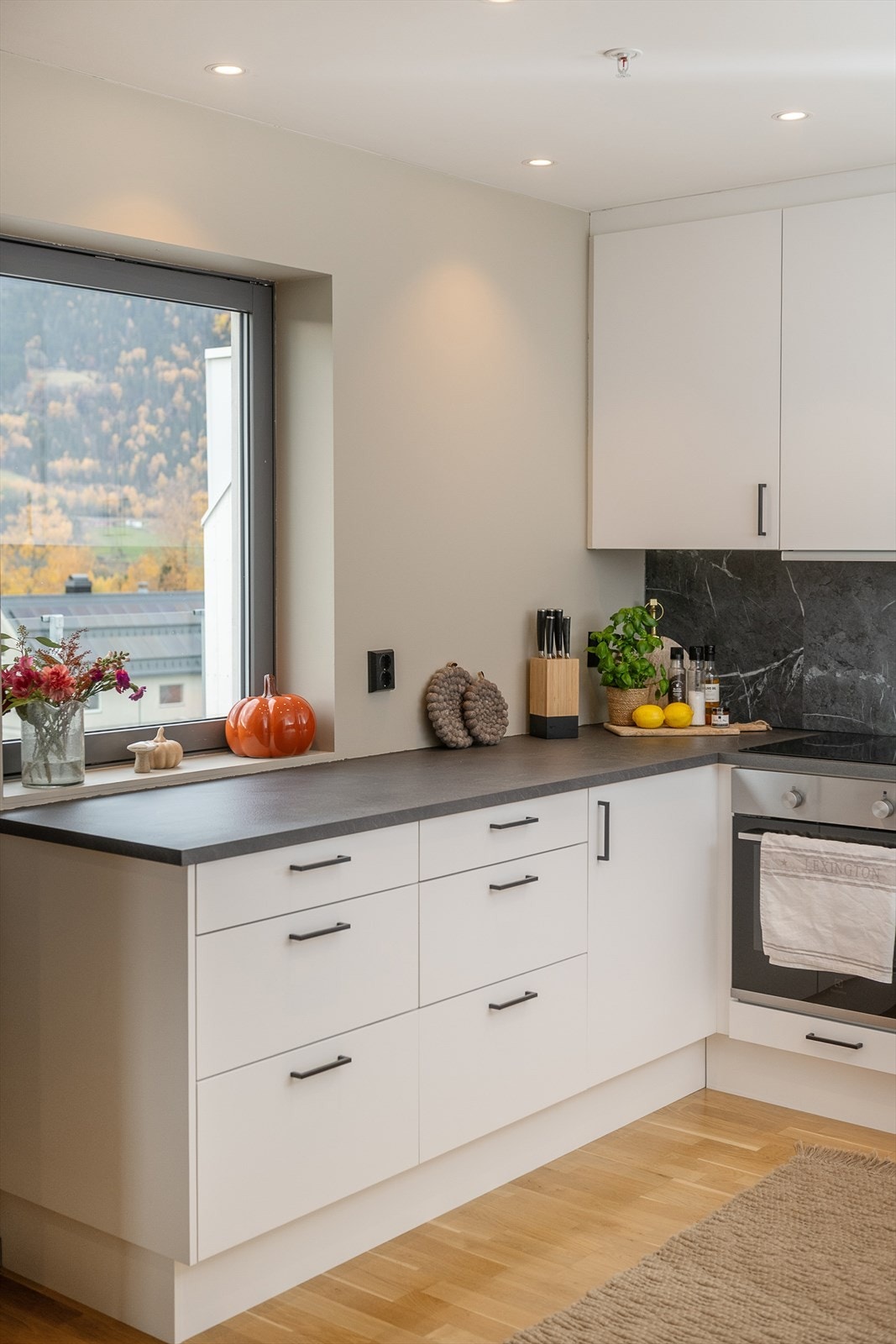 Innredningen har godt med benkeplass Galleribilde